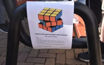 Rubik kocka kirakó gyorsasági verseny a Hőgyesben
